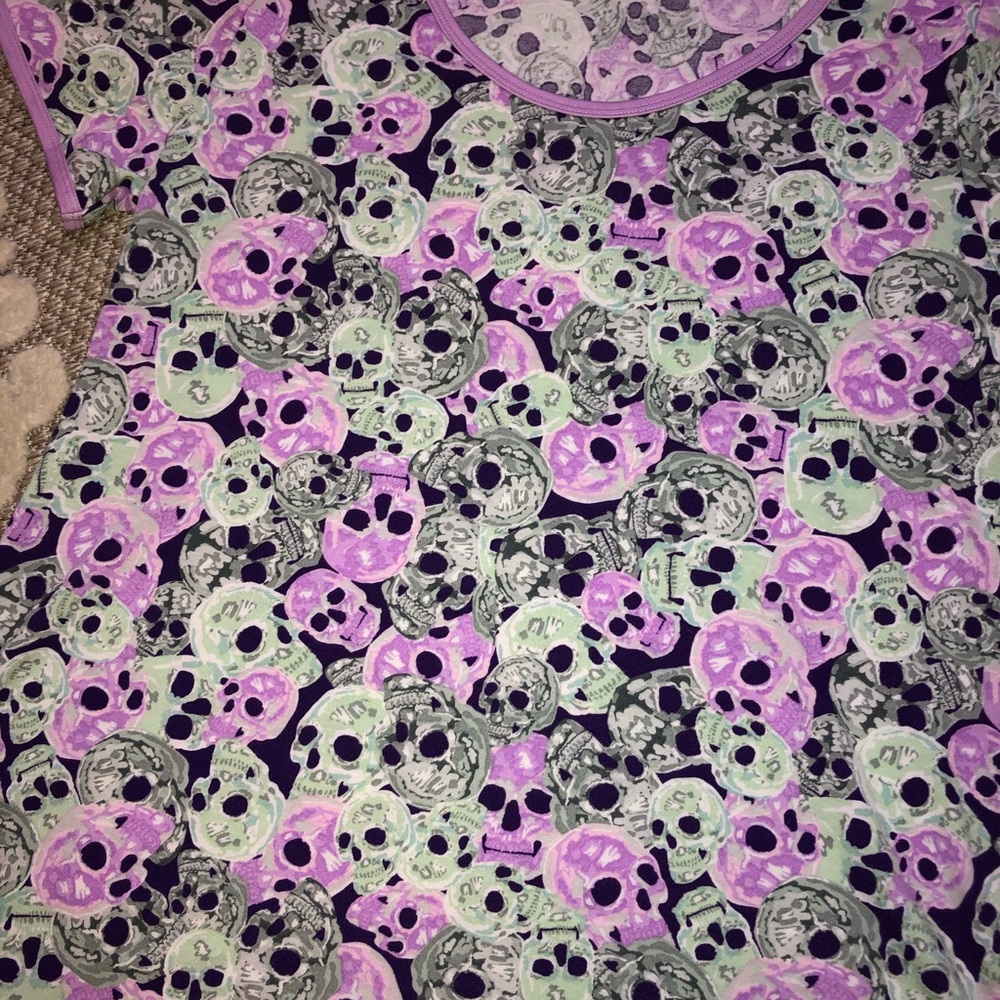 LuLaRoe Medium Classic Tee Skulls Halloween Print
